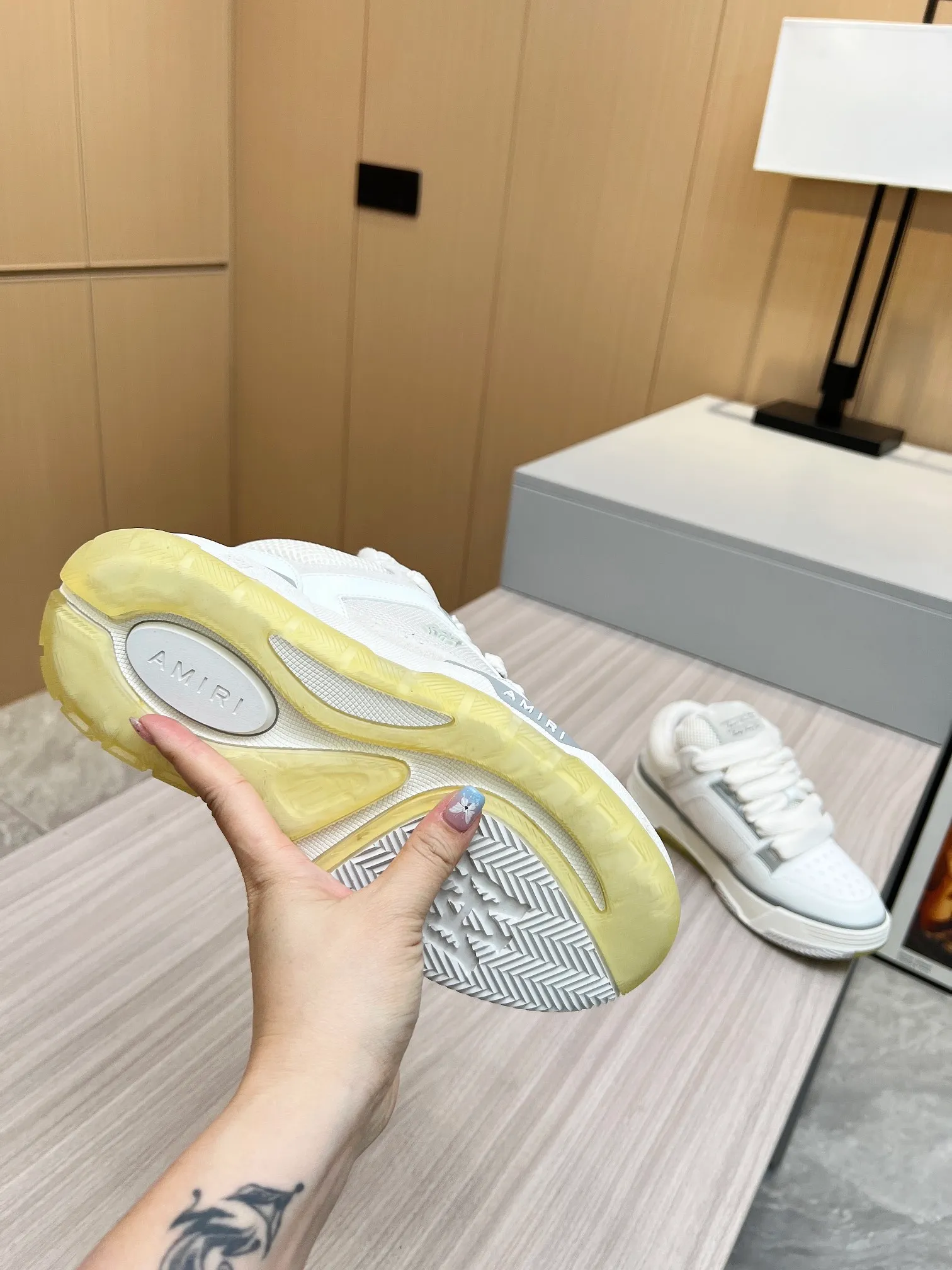 p620💰Men's shoes Amiri Emile's 2023 spring and summer new MA-1 bread shoes, couple models, casual sports shoes, sneakers Amiri gave up the rock punk style in the new season and used a large number of unsaturated colors, Morandi tones, whether you see or wear them, it will make people very happy. The large tongue of the bread shoes continues, shortens the length of the shoe body, thickens the midsole, and the toe part is more rounded. Amiri's brand letters and MA logo appear on the side of the shoe. Fabric: Original customized imported first-layer cowhide + mesh. Lining: Original customized breathable towel lining. Outsole. Foam combination material. Bottom thickness: 4CM. Size: Men's 39-45